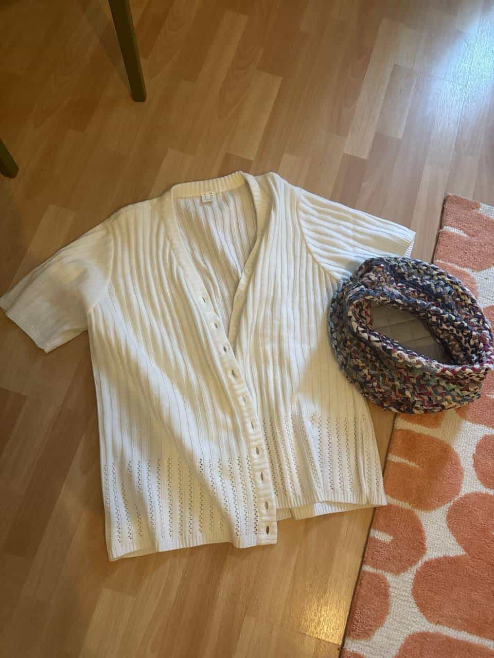 Strickweste und Schal