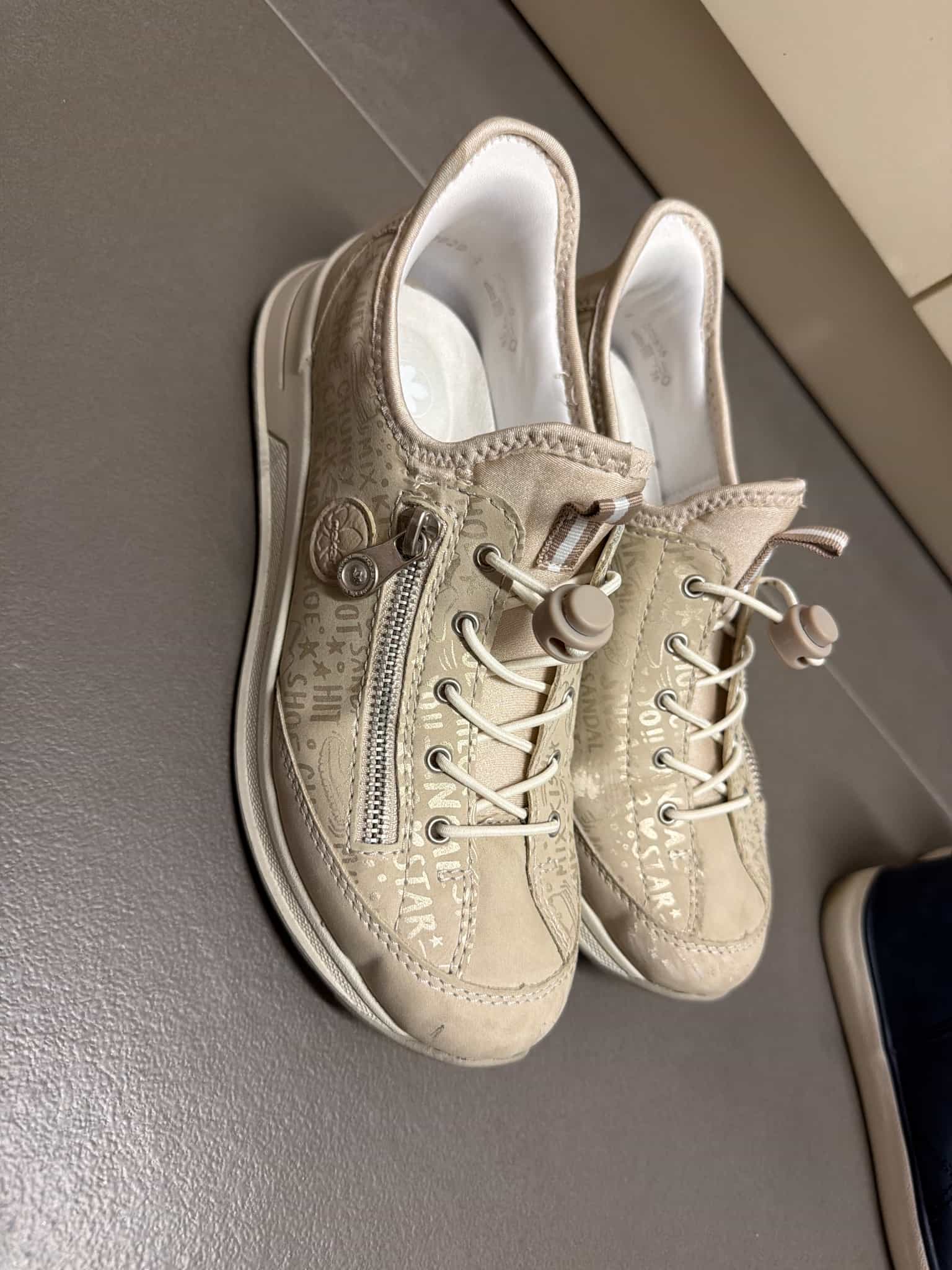 2 paires de baskets taille 38