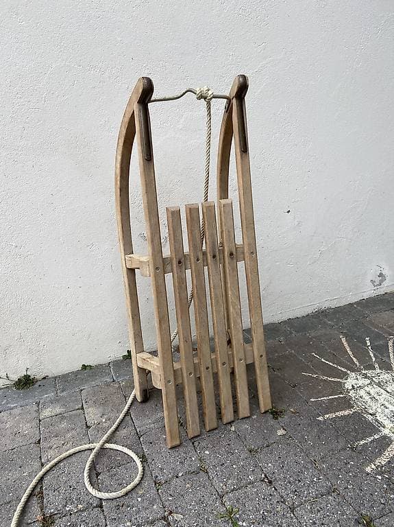 Holzschlitten zu verschenken