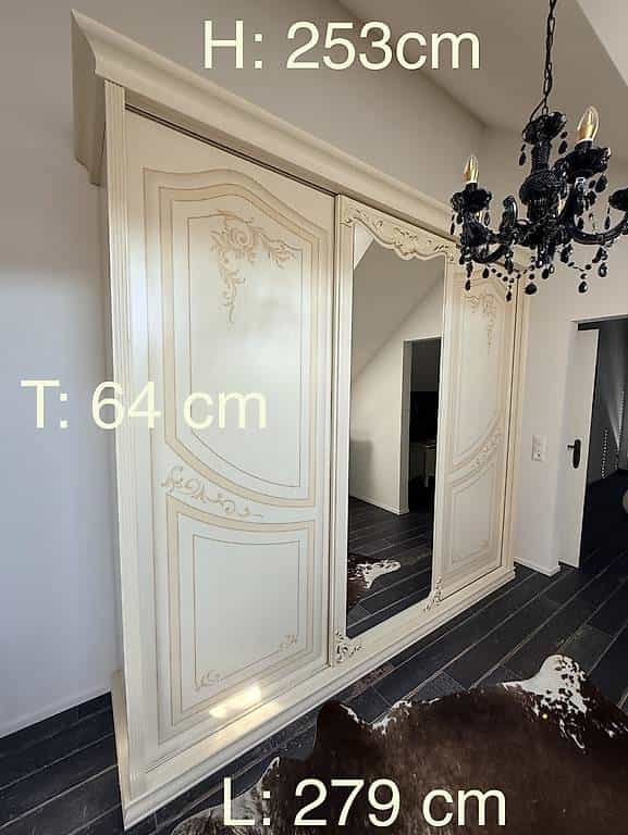 Grosser Schrank mit Schiebetüren gratis abzugeben