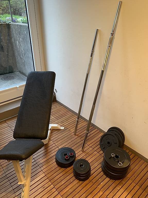 Hantelbank mit Gewichten