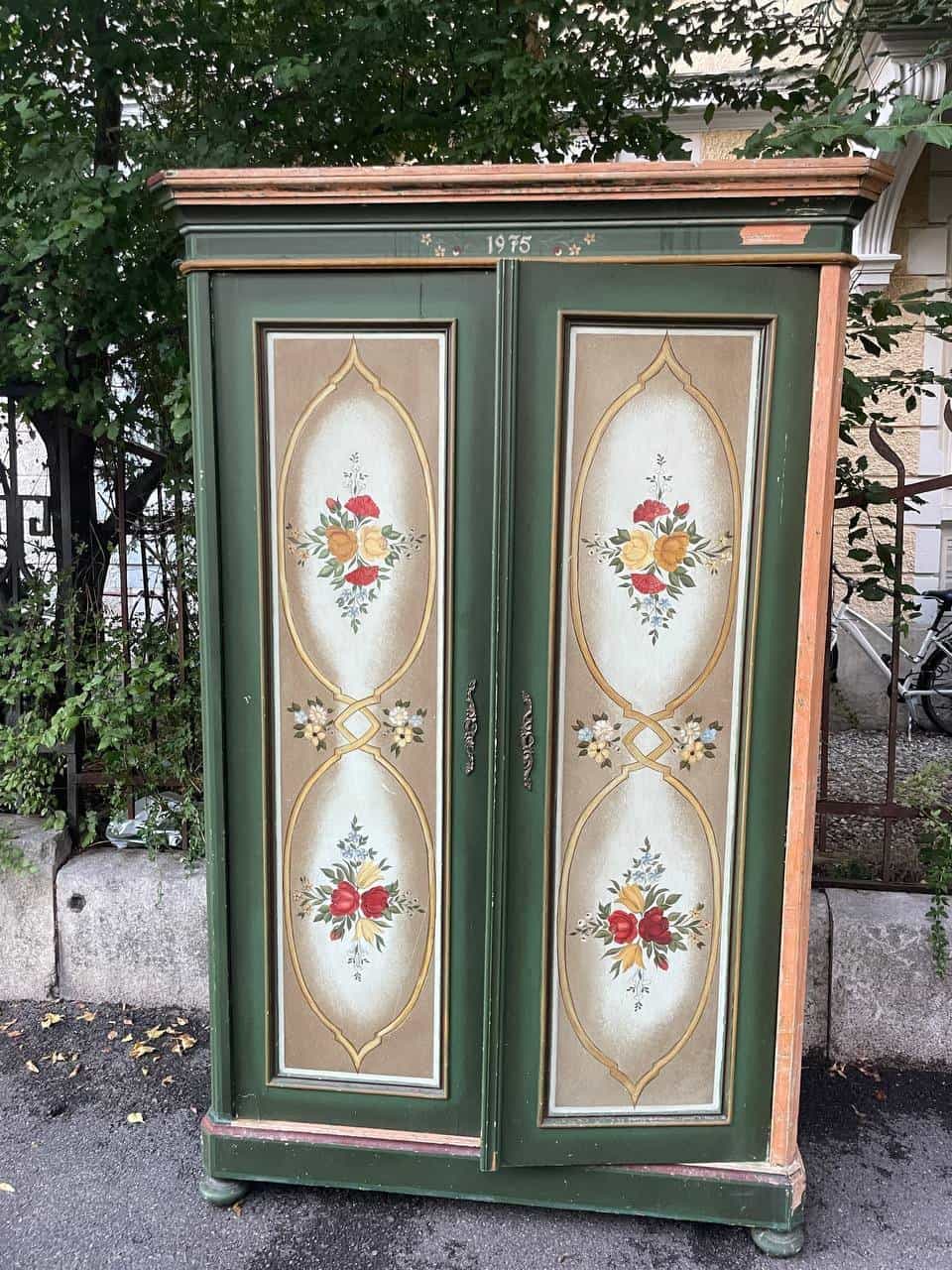 Schrank abzugeben