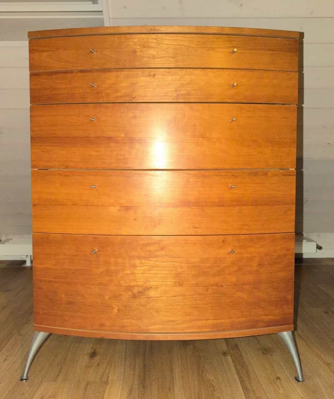 Grosse Holzkommode mit Schubladen