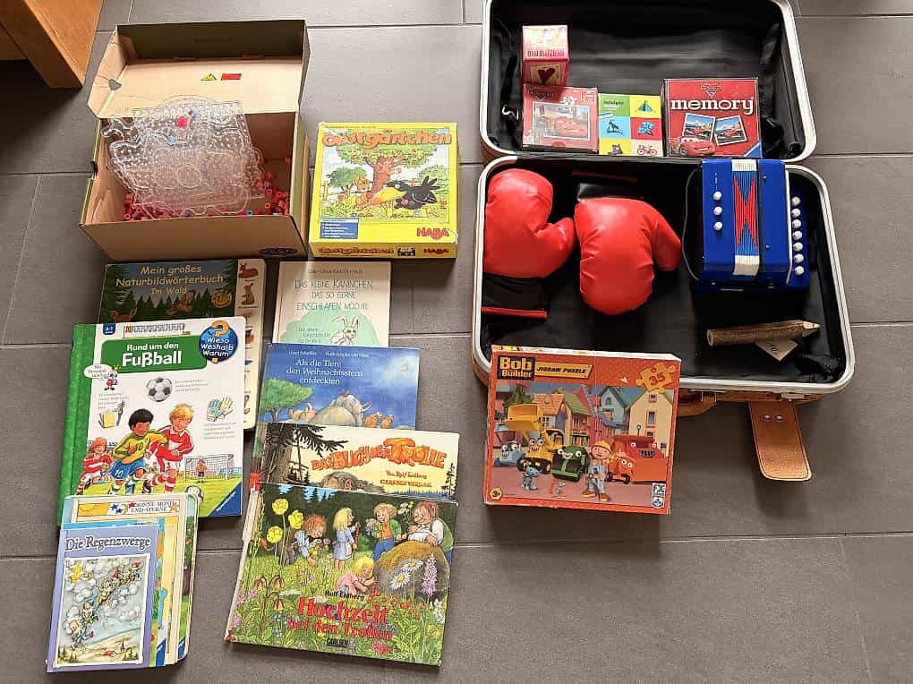 Koffer mit Spielsachen zu verschenken