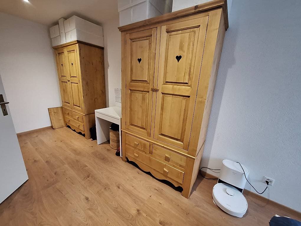 2 armoires droites et une bonnetière pin massif