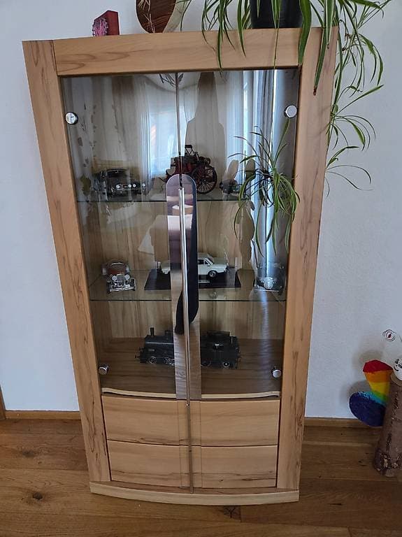 Vitrine und Sideboard