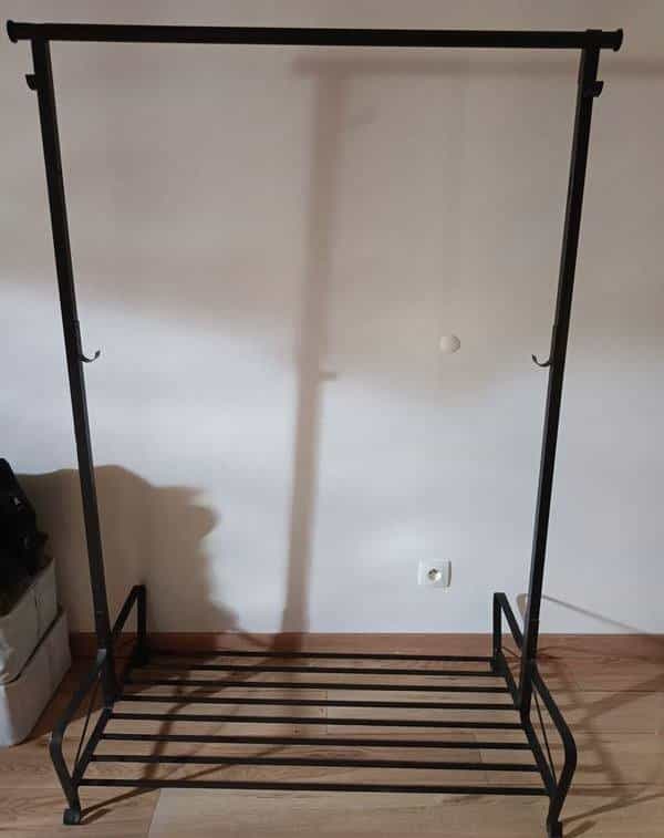 3 meubles Ikea à donner : portant, table de nuit, meuble à chaussures