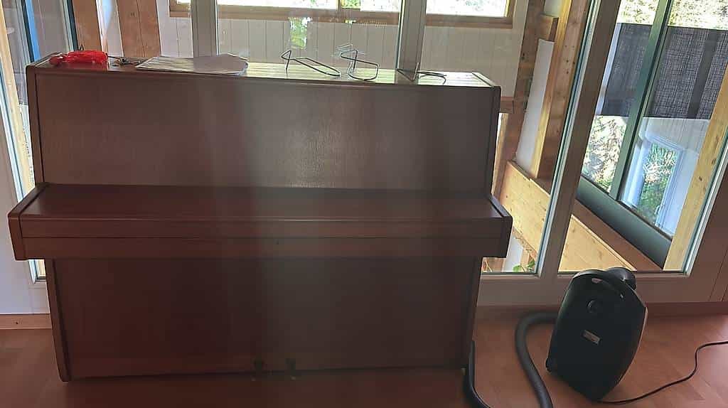 Piano en bois joli et compact à donner