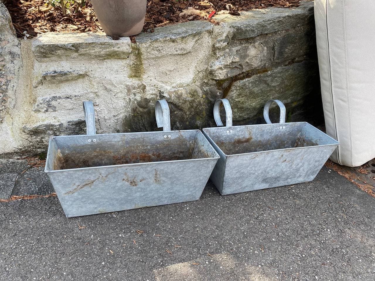 Zwei Balkon-Blumentöpfe