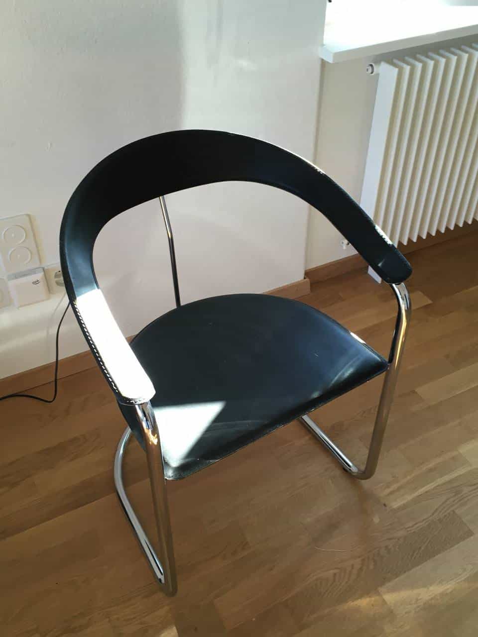 3 schwarze Stühle mit Armlehnen