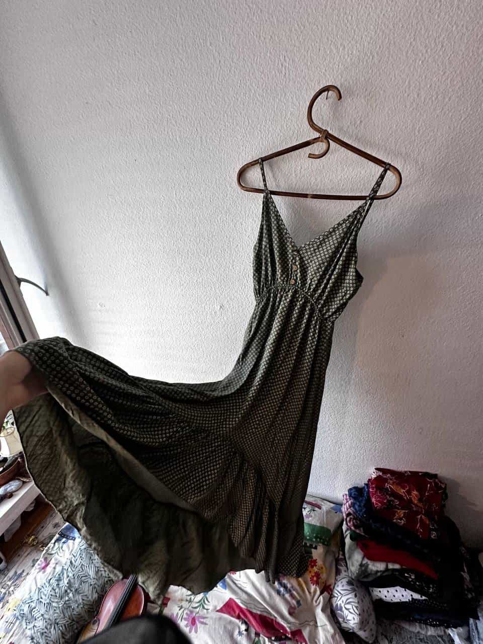 Damenkleider und Blusen zu verschenken