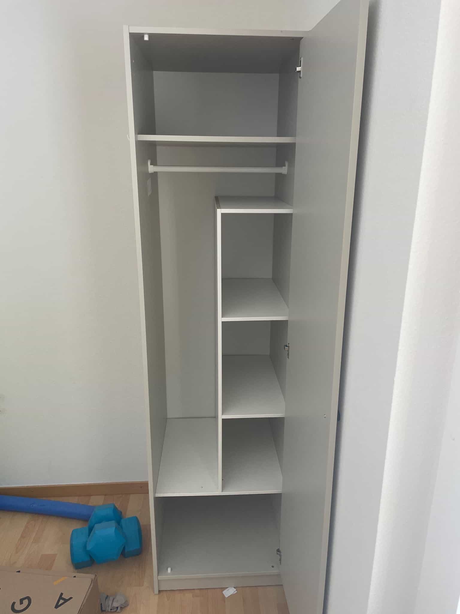 Garderobe weiss mit Schubladen und Aushang