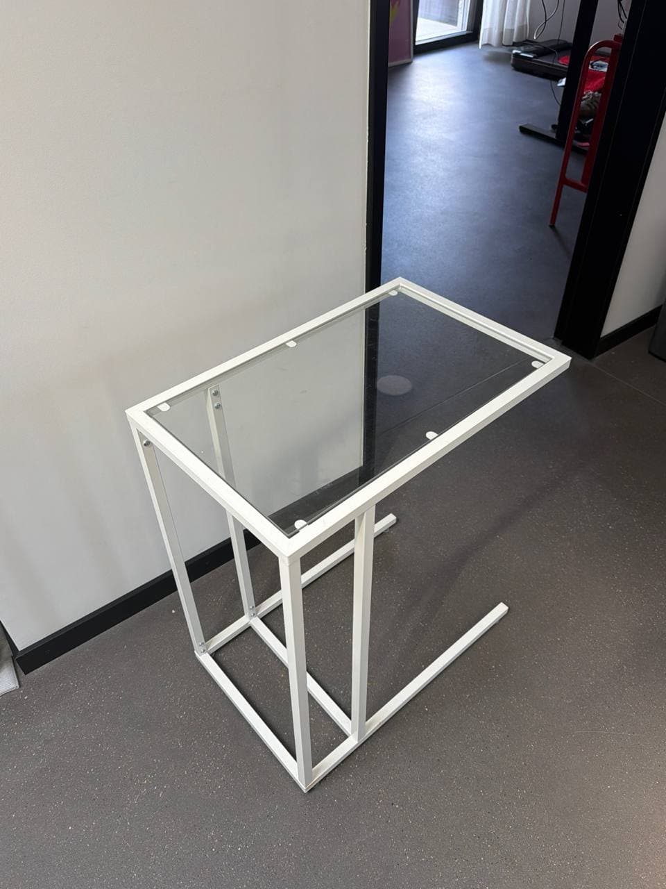 Beistelltisch mit Glasplatte