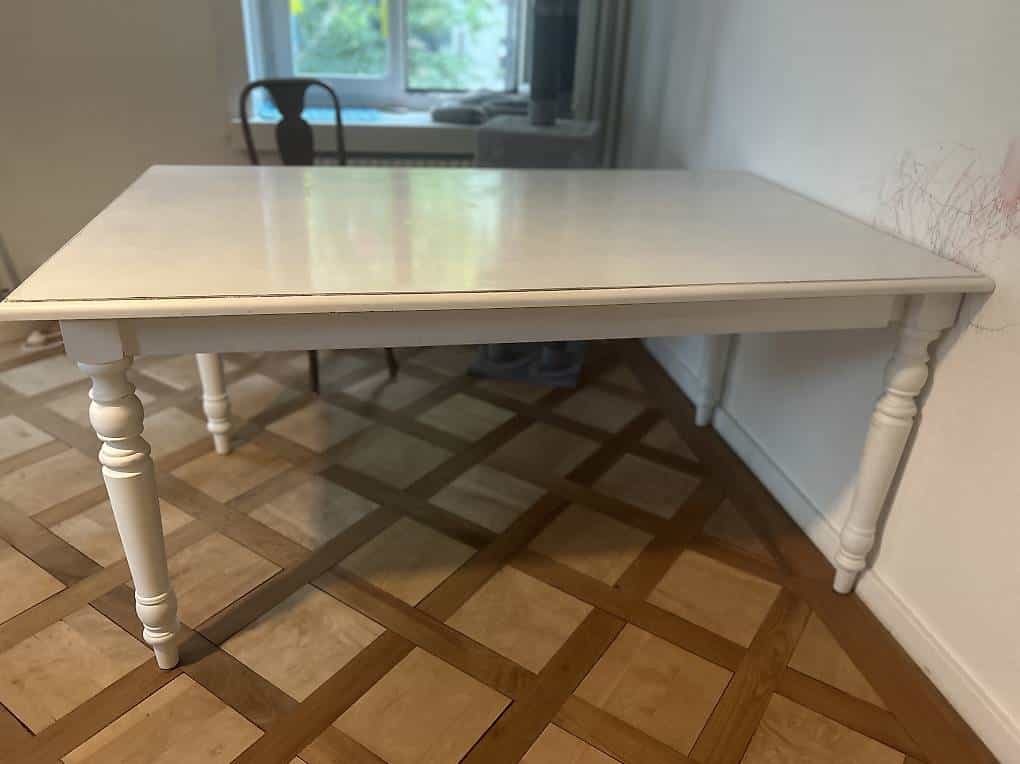 Eleganter weisser Holztisch und passende Stühle