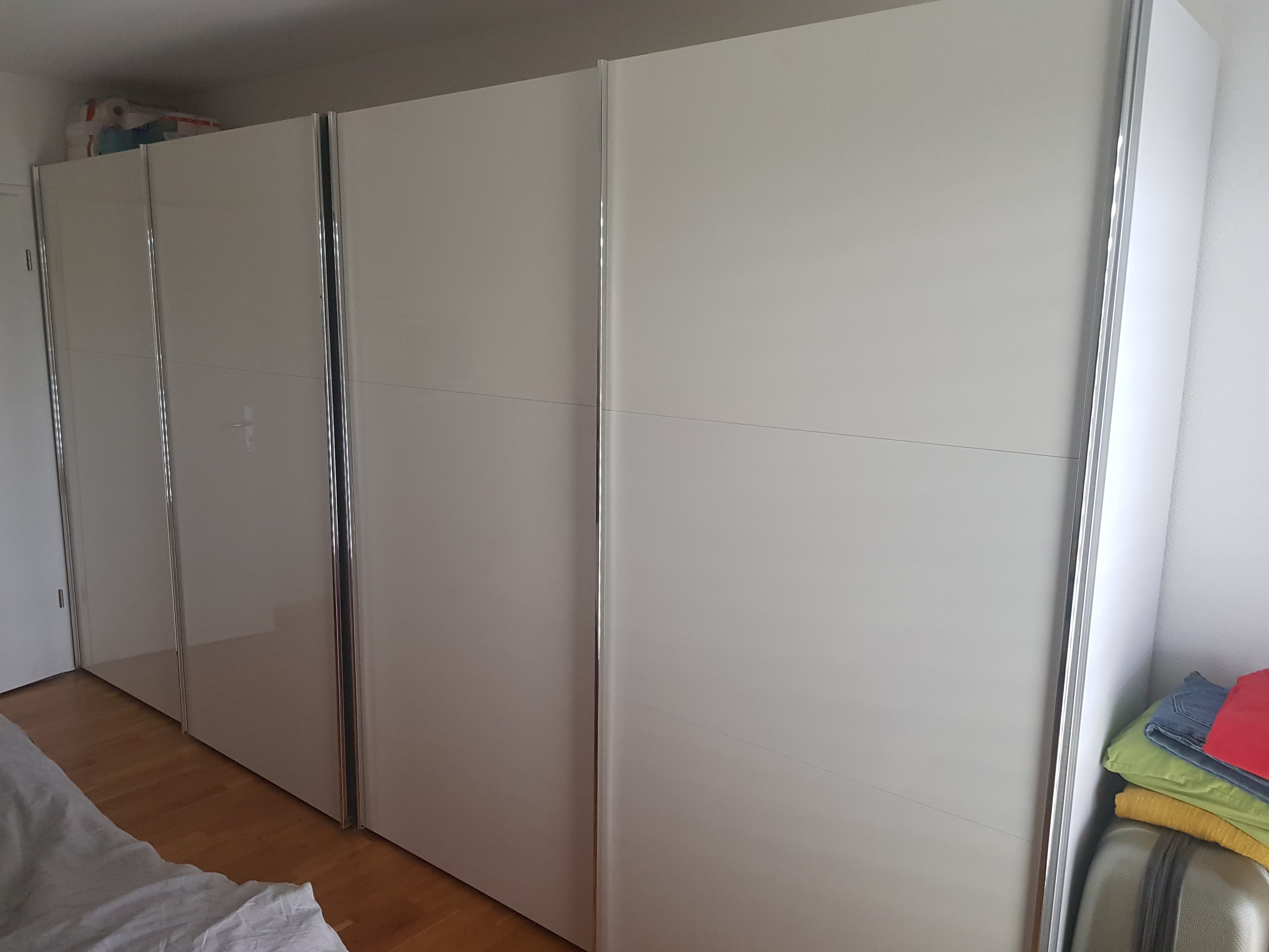 Très belles armoires blanches pour habits