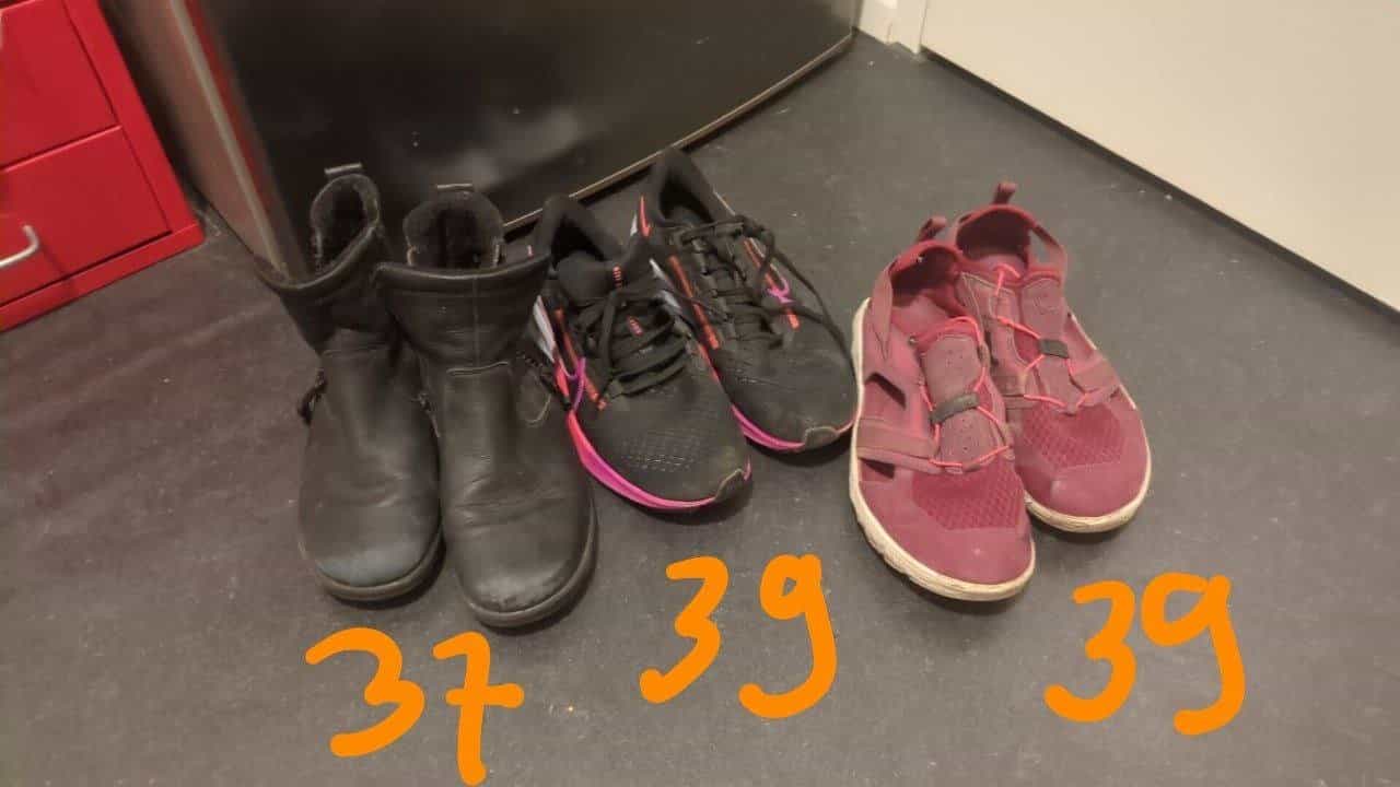 Verschiedene Schuhe und Kleidung