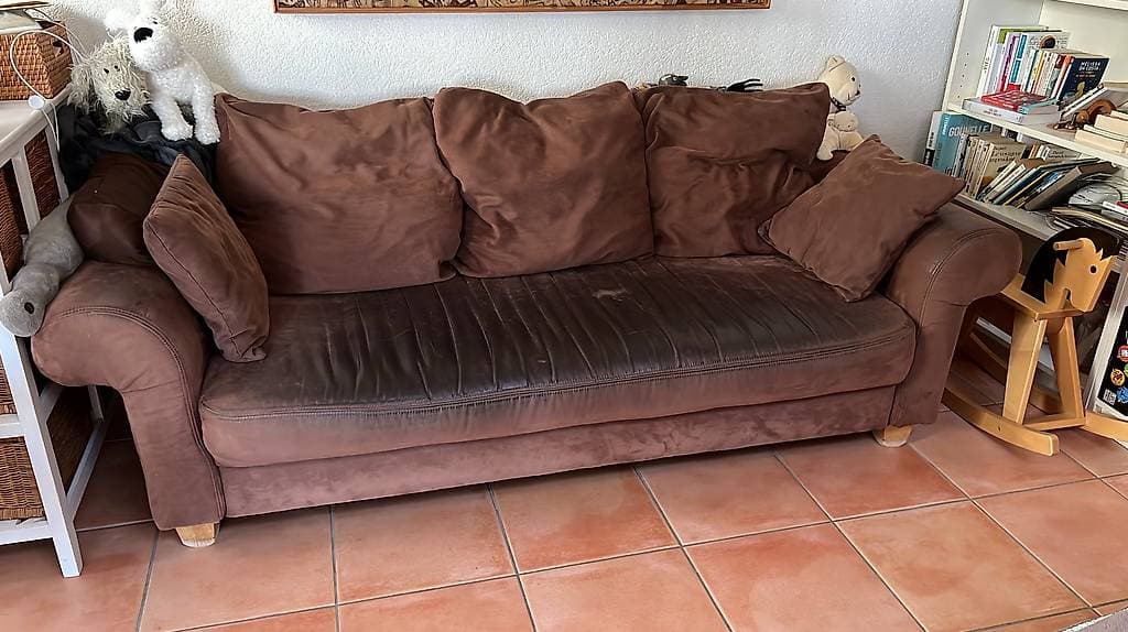 canapé brun, bien usé
