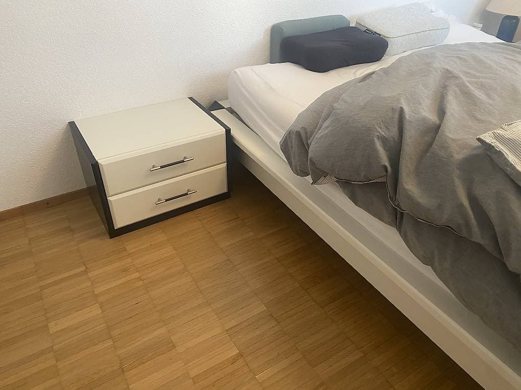 Gratis Bettgestell mit 2 Nachttischen