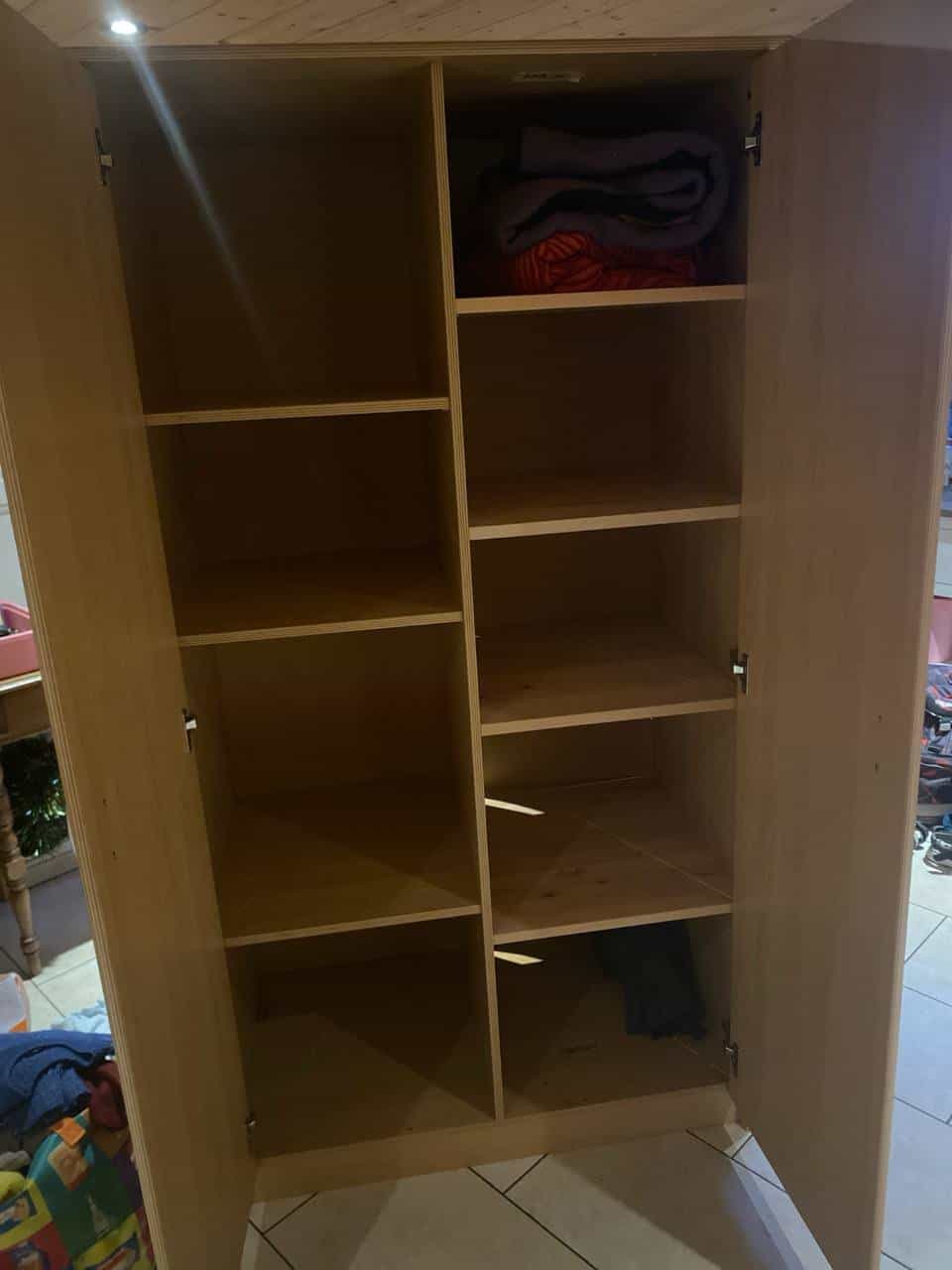 Holzkleiderschrank mit Tiermotiven zu verschenken