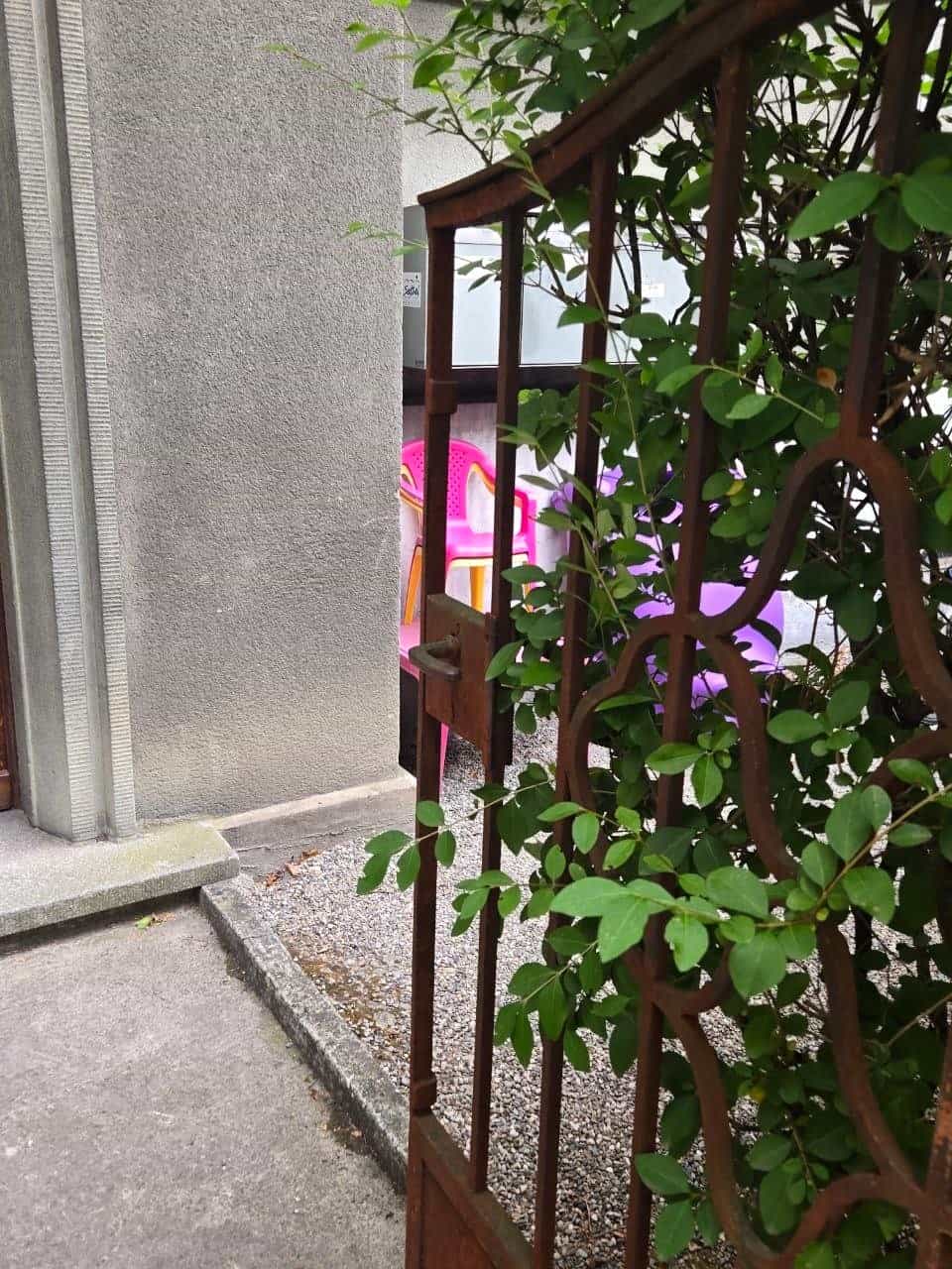 Gartenpergola und Kinderstuhl