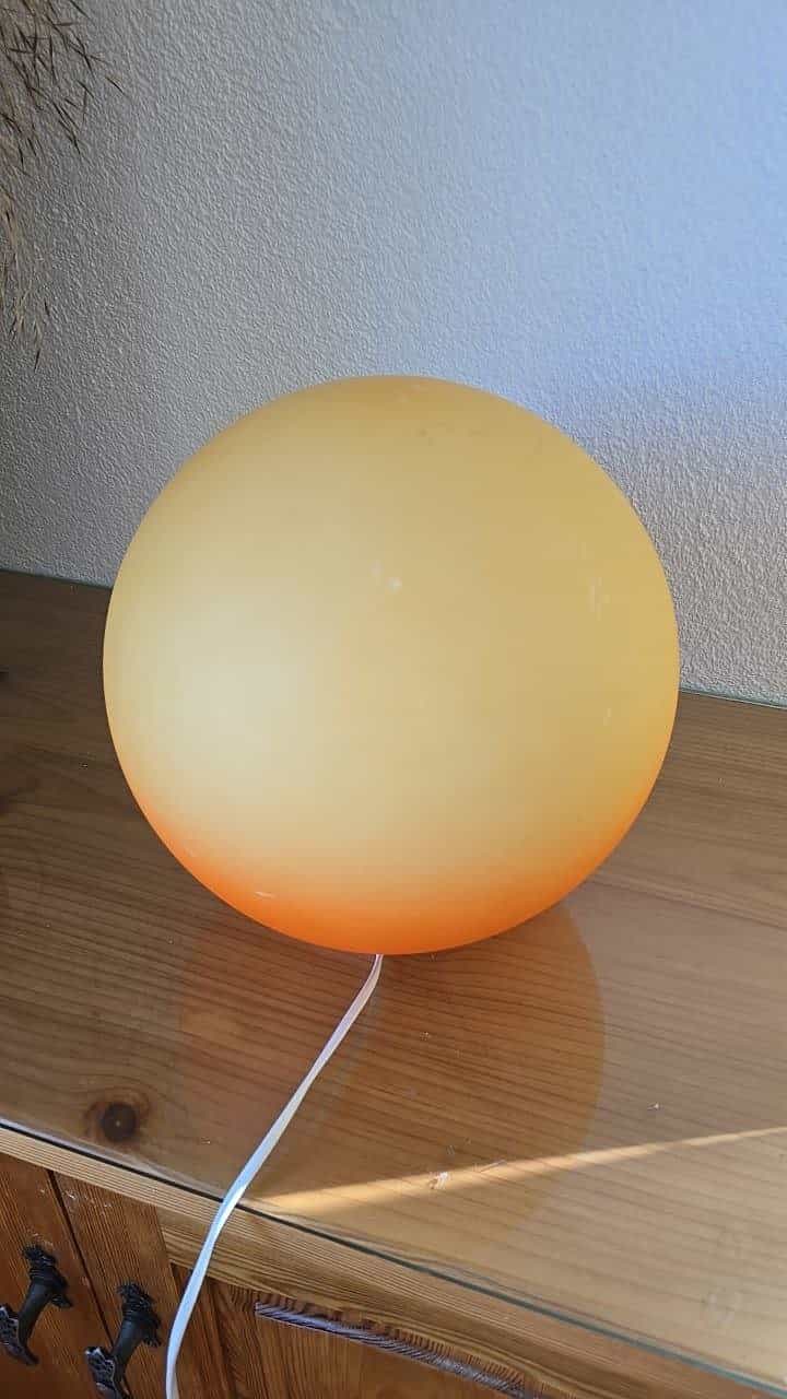 Kugelleuchte orange-gelb zu verschenken