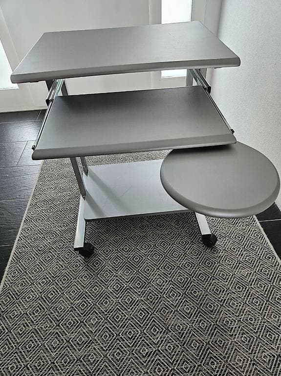 Fahrbarer PC Tisch aus lackiertem Holz