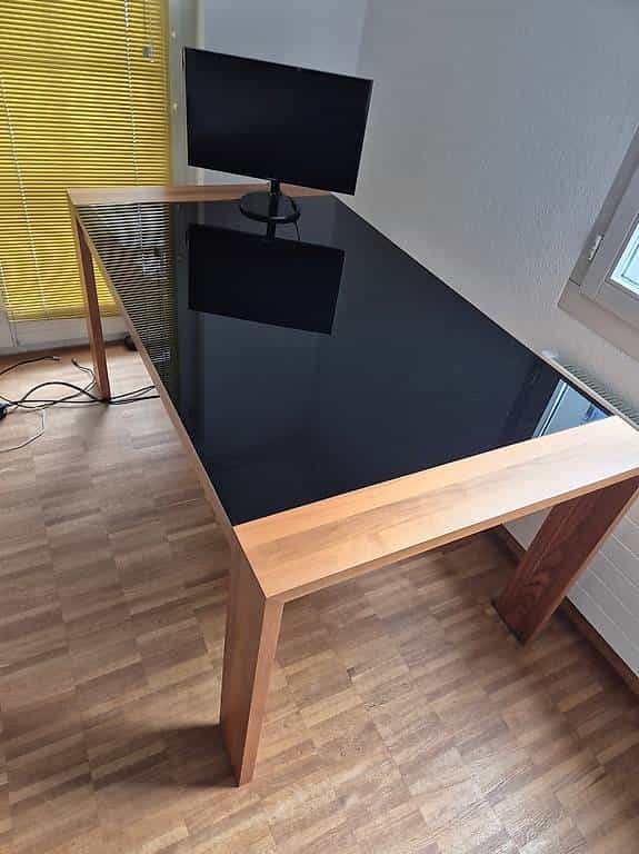 Nussbaumholz Tisch mit schwarzer Glasplatte