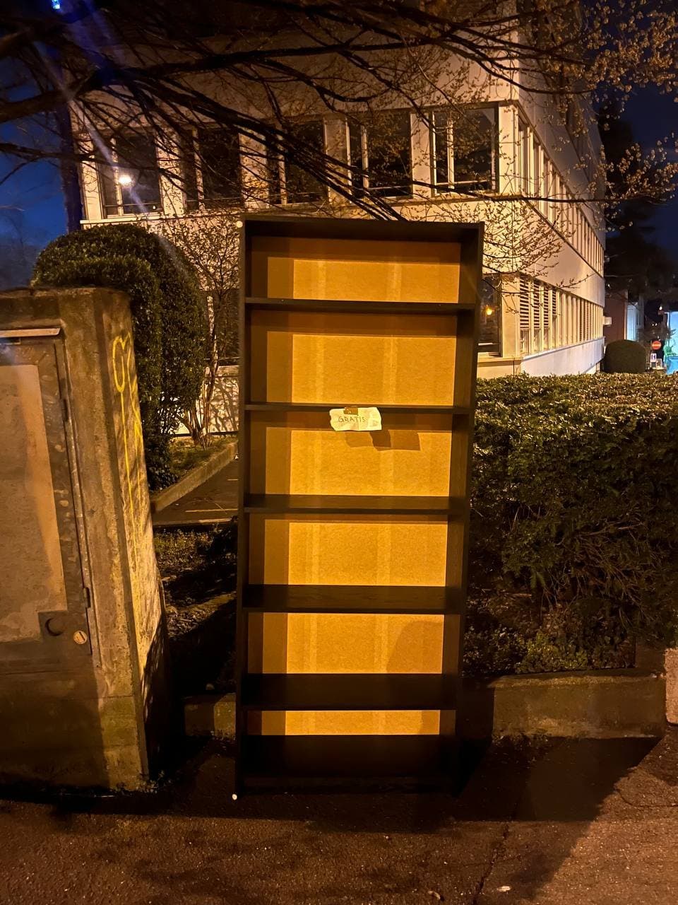 Holzschrank mit Regalen