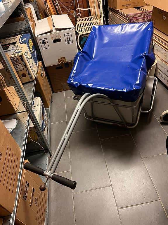 robuster Veloanhänger aus Metall mit wasserdichter Blache
