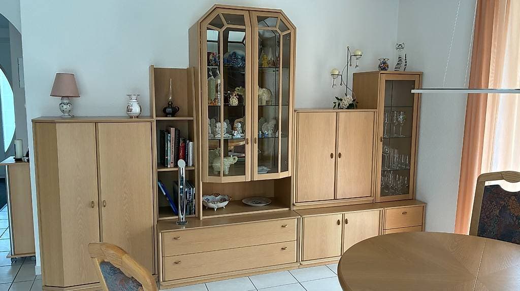 Tisch mit Stühlen, Wandregal