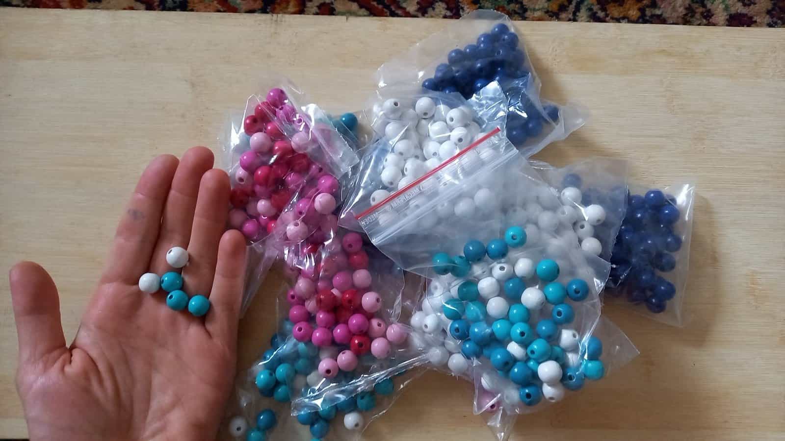 Perles en bois multicolores à donner