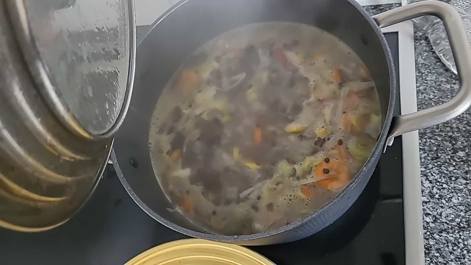Hausgemachte Linsensuppe mit Gemüse