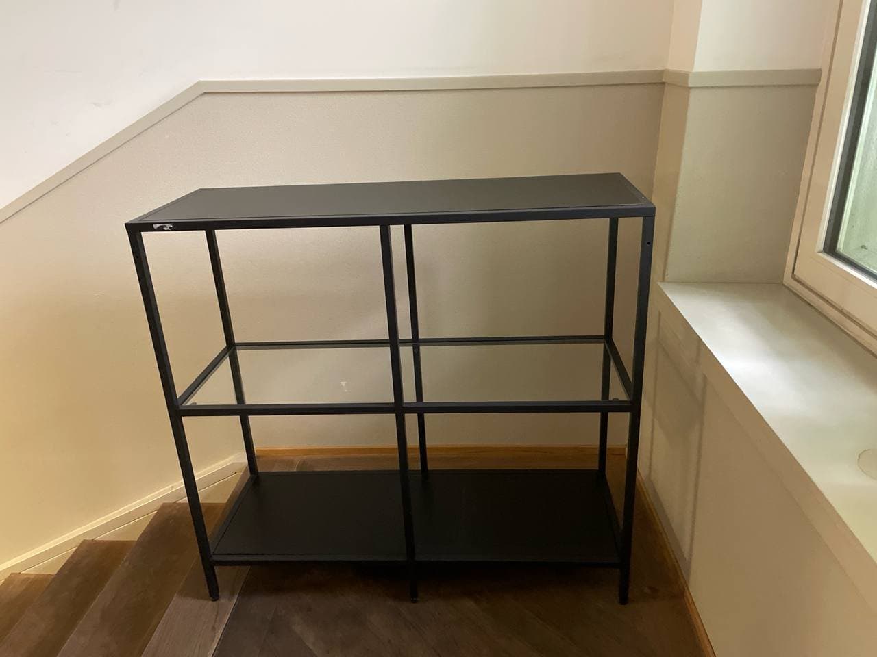 Schwarzes Regal mit Ablage