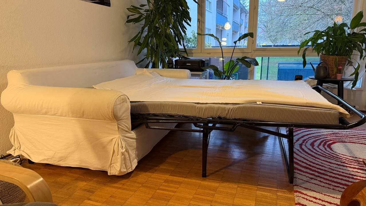 Weisses Schlafsofa ausklappbar