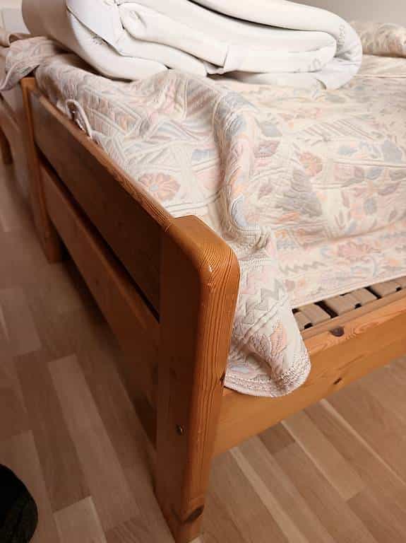 Regalo 2 letti singoli in legno con rete a doghe