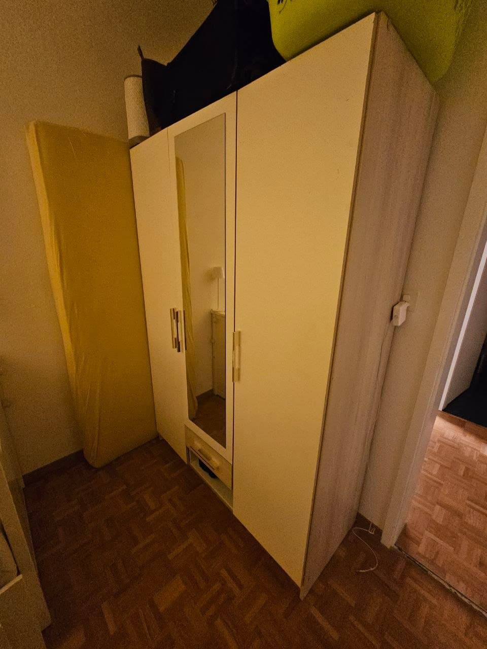 Gelber Garderobenkasten zu verschenken