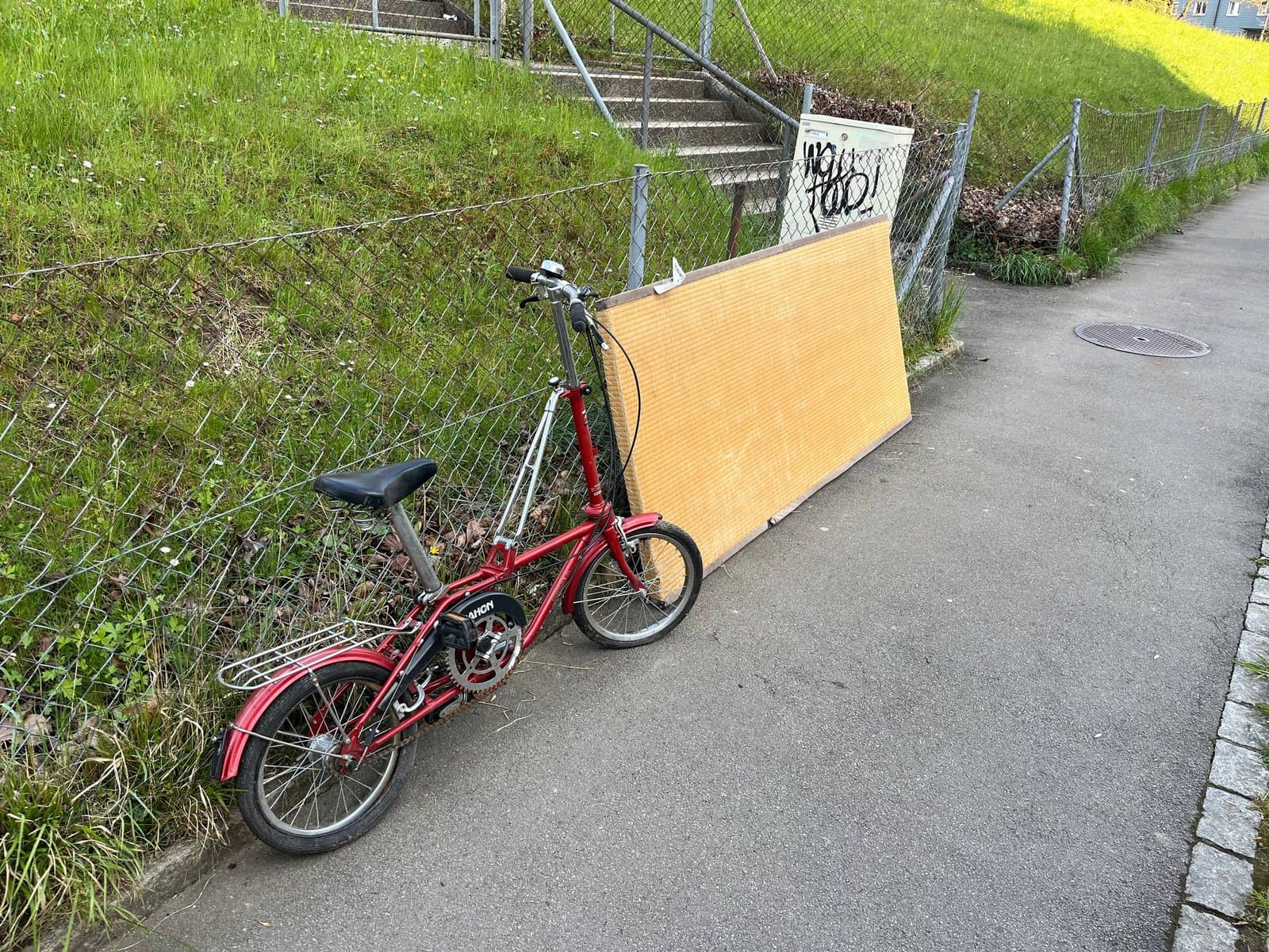 Rotes Kinderfahrrad