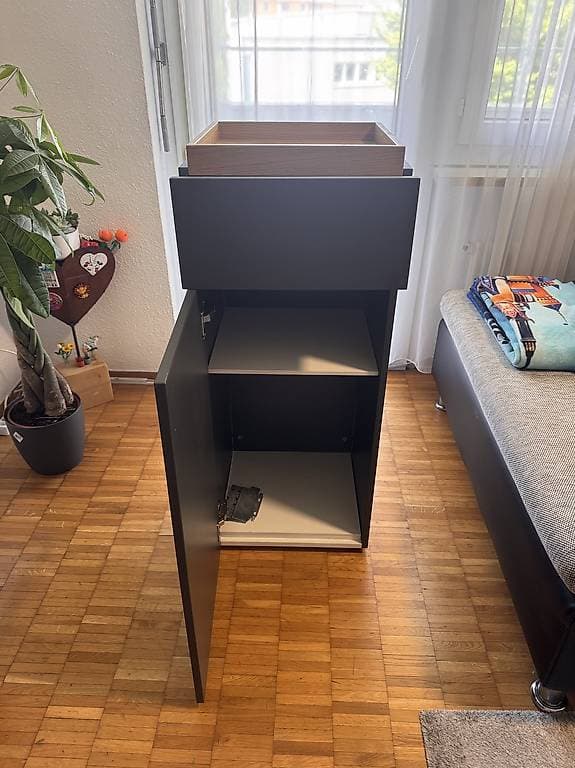 Comodino alto con cassetto