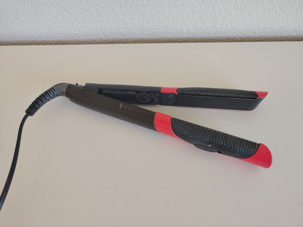 Haarglätter, Kieselsteinbox und Schreibtischlampe