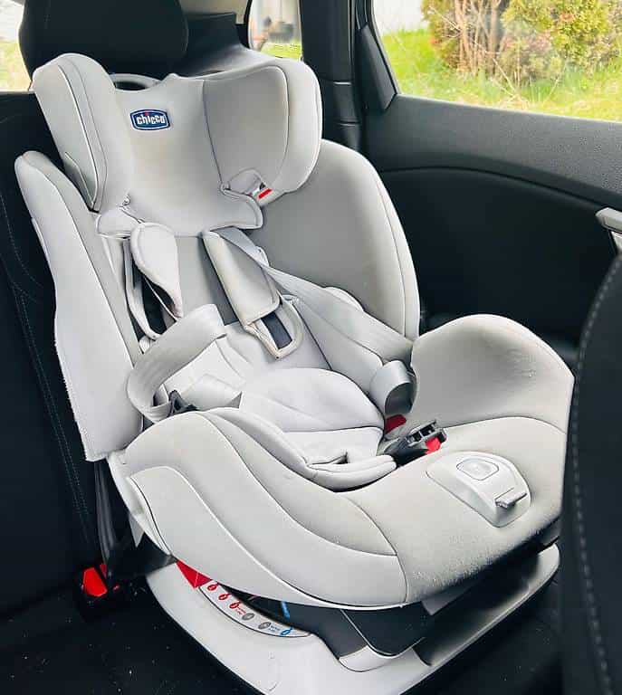 Gebrauchter Kindersitz mit Schlafposition