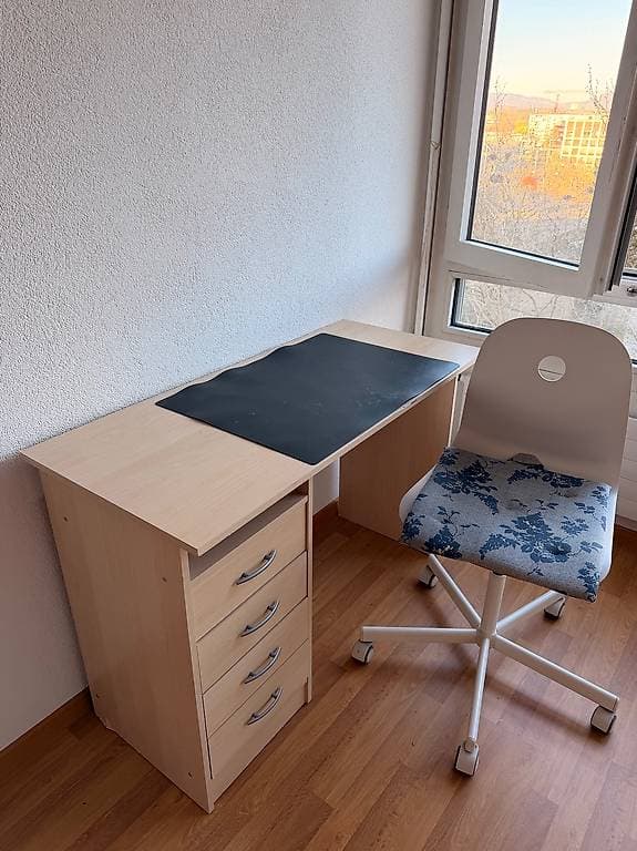 Schreibtisch und Stuhl