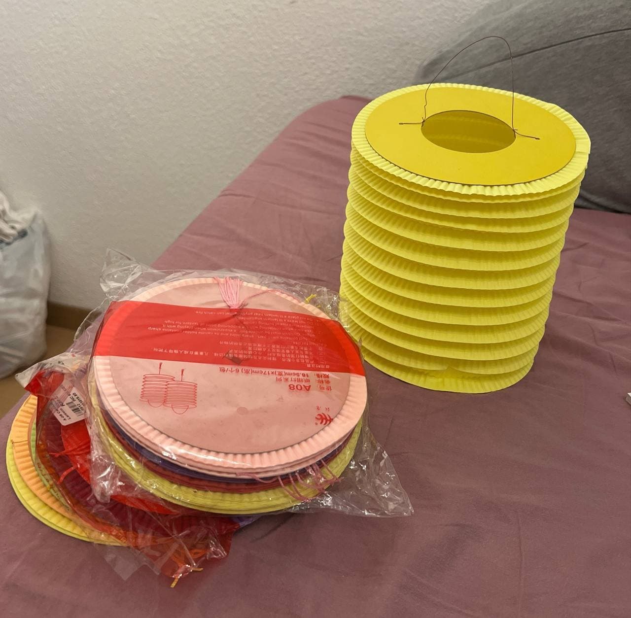 Gelbe Lampions und Laternen