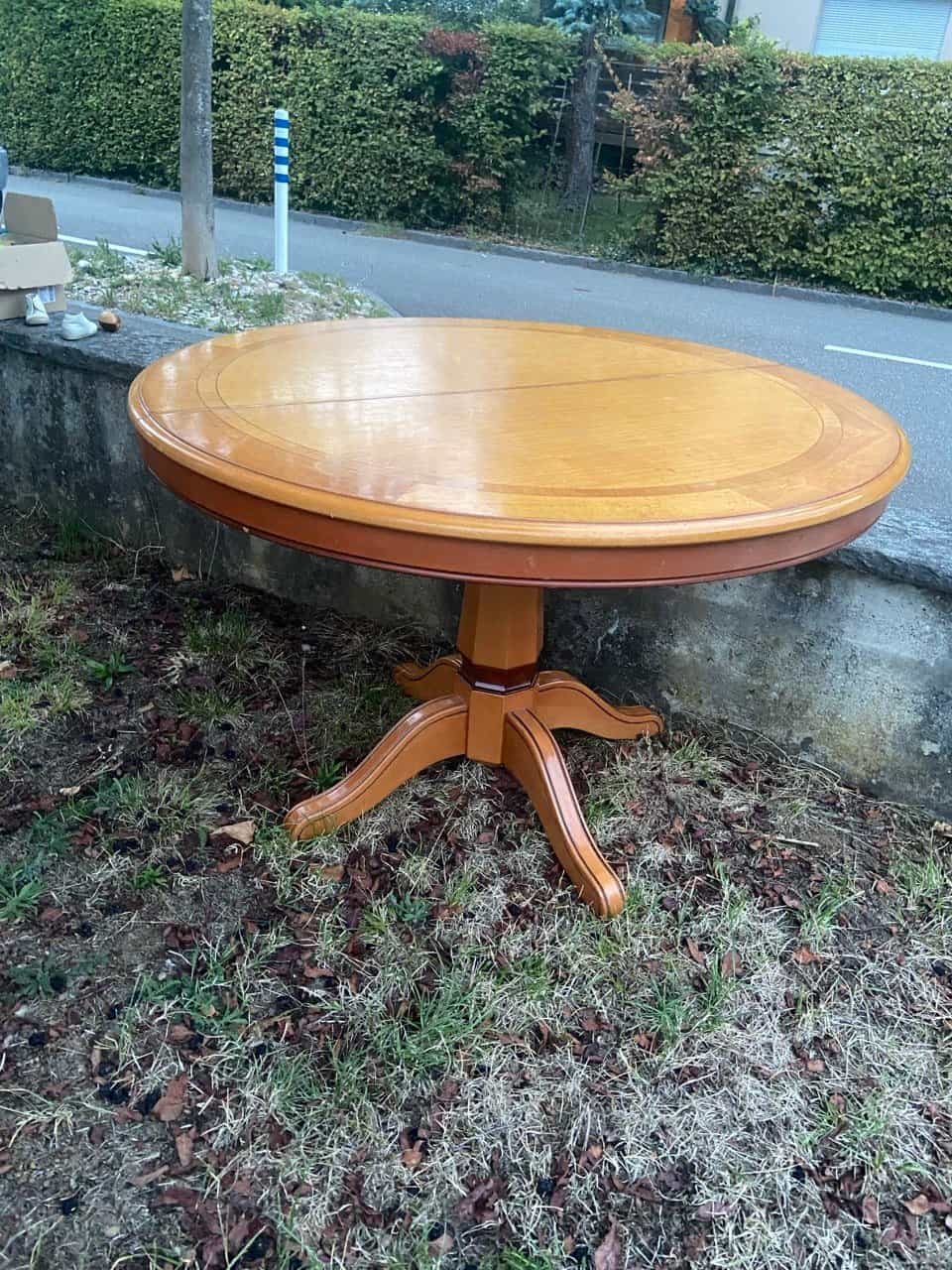 Runder Holztisch