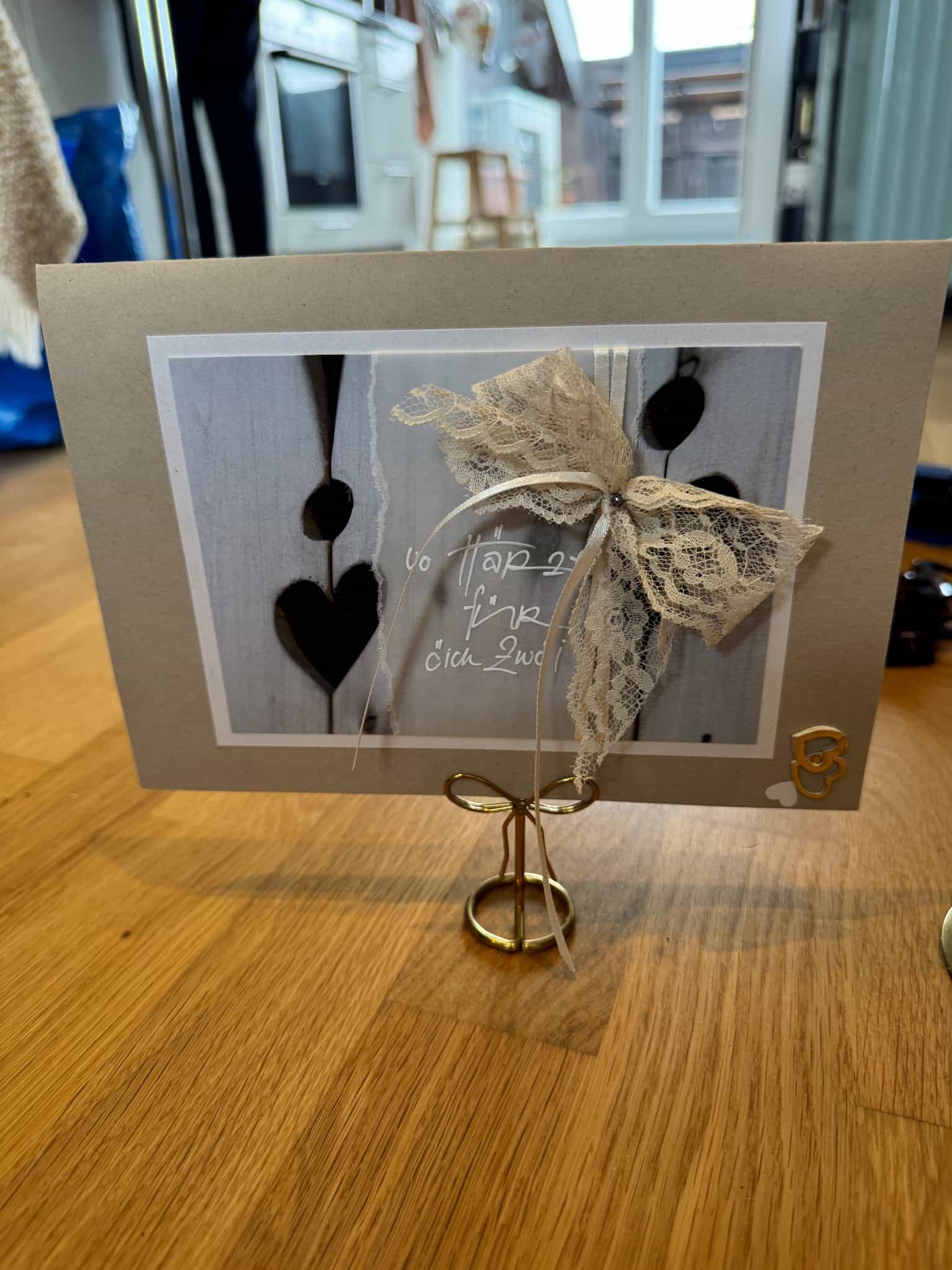 Table card holder with decorative bow, gold-tone