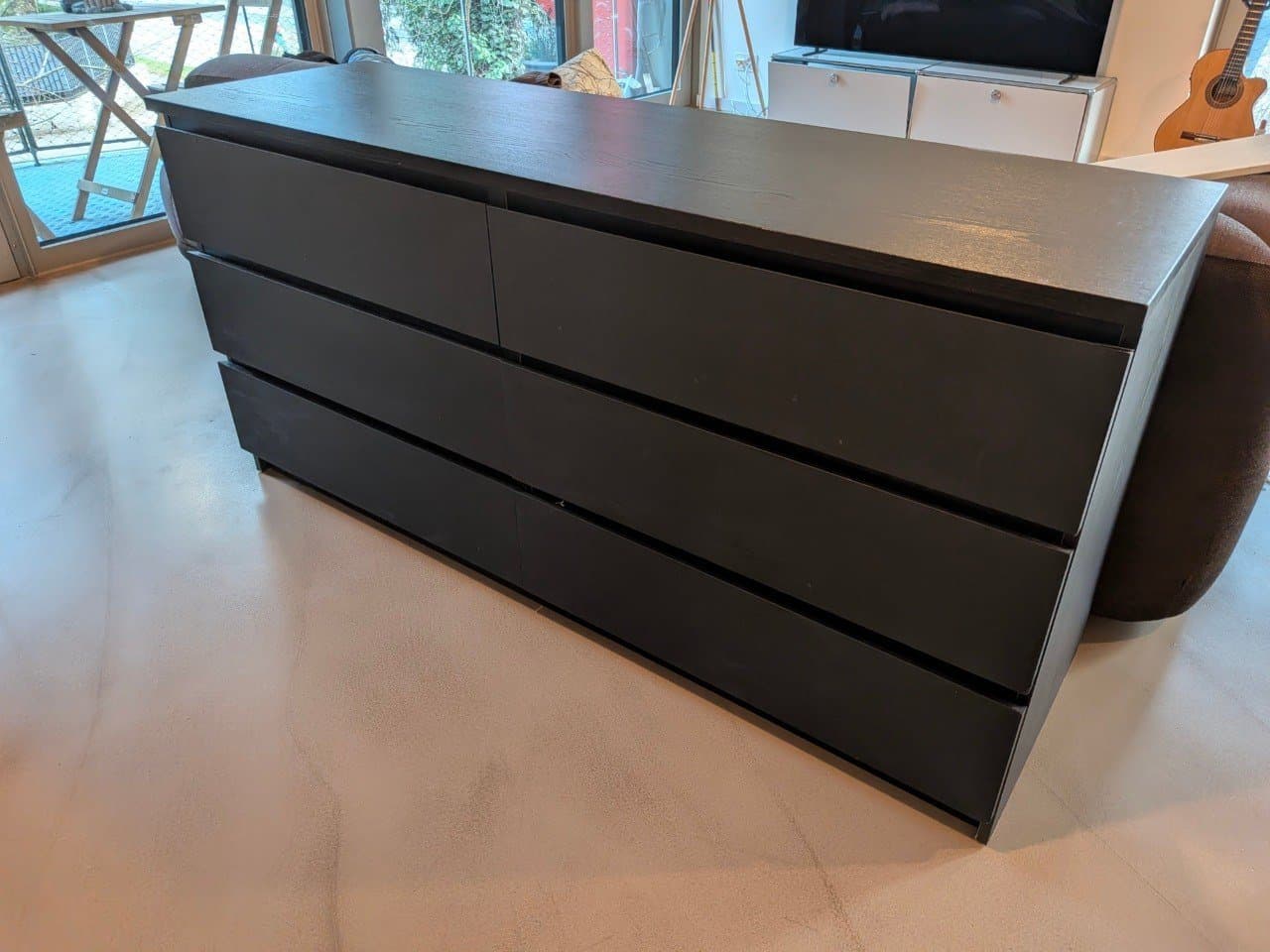 Schwarze Kommode mit Schubladen