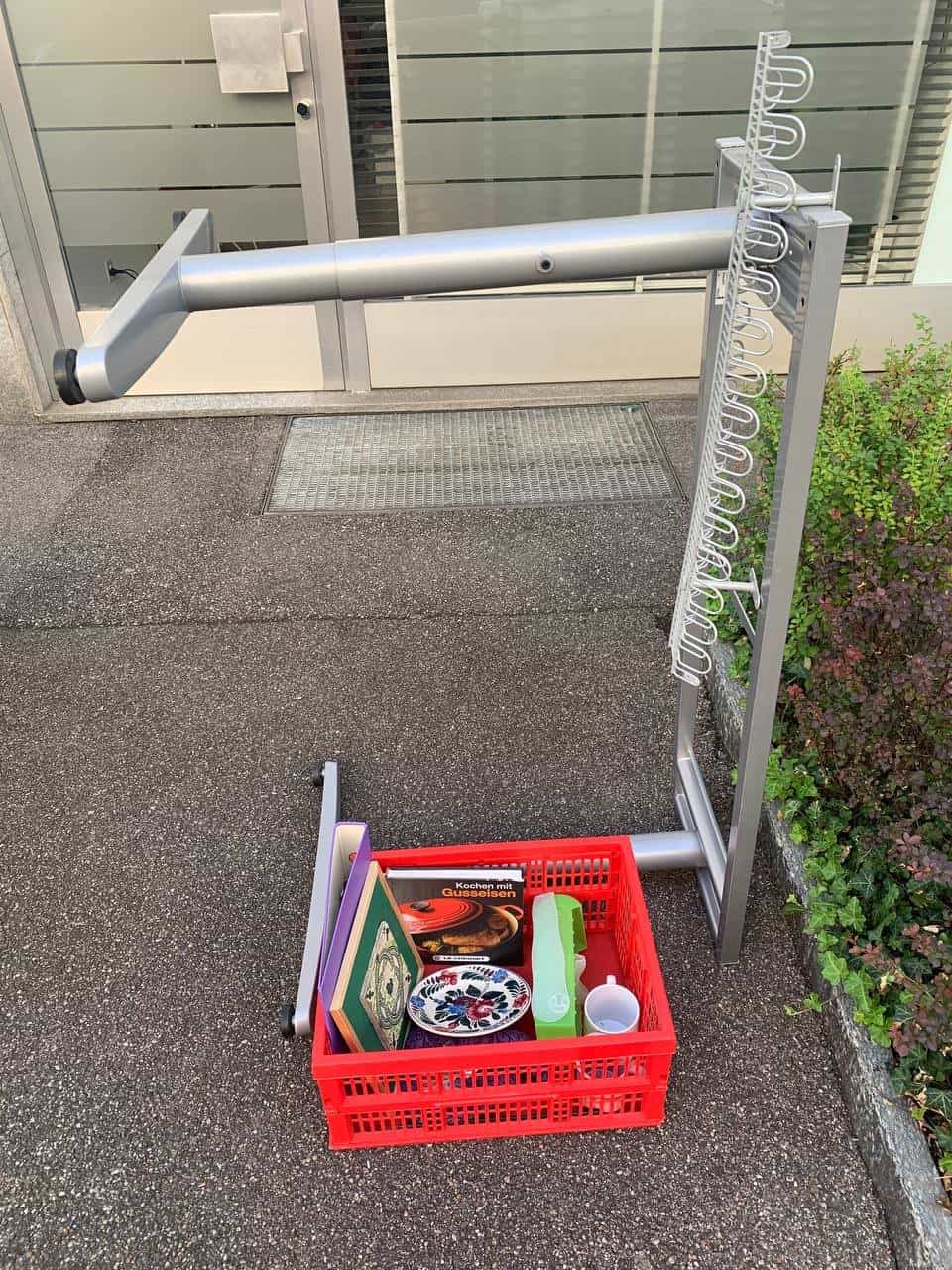 Bürotisch-Gestell, Kochbücher und Dekoration
