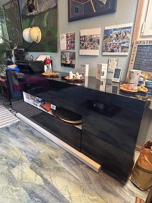 Table et meubles de rangement
