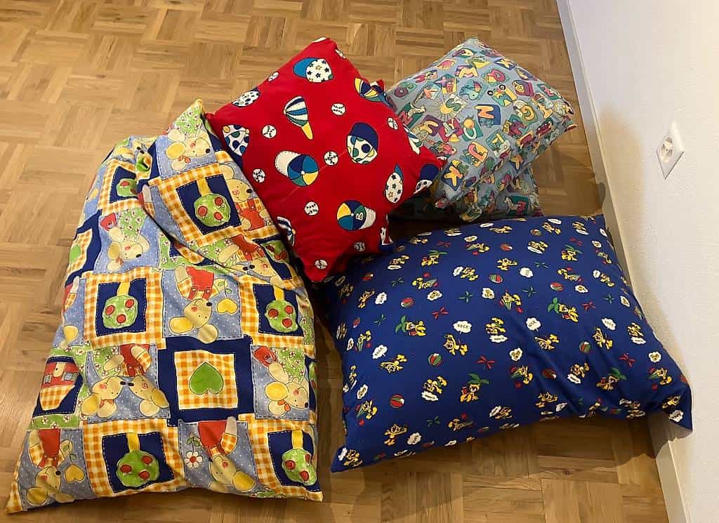 8 Zierkissen mit Kindermotive