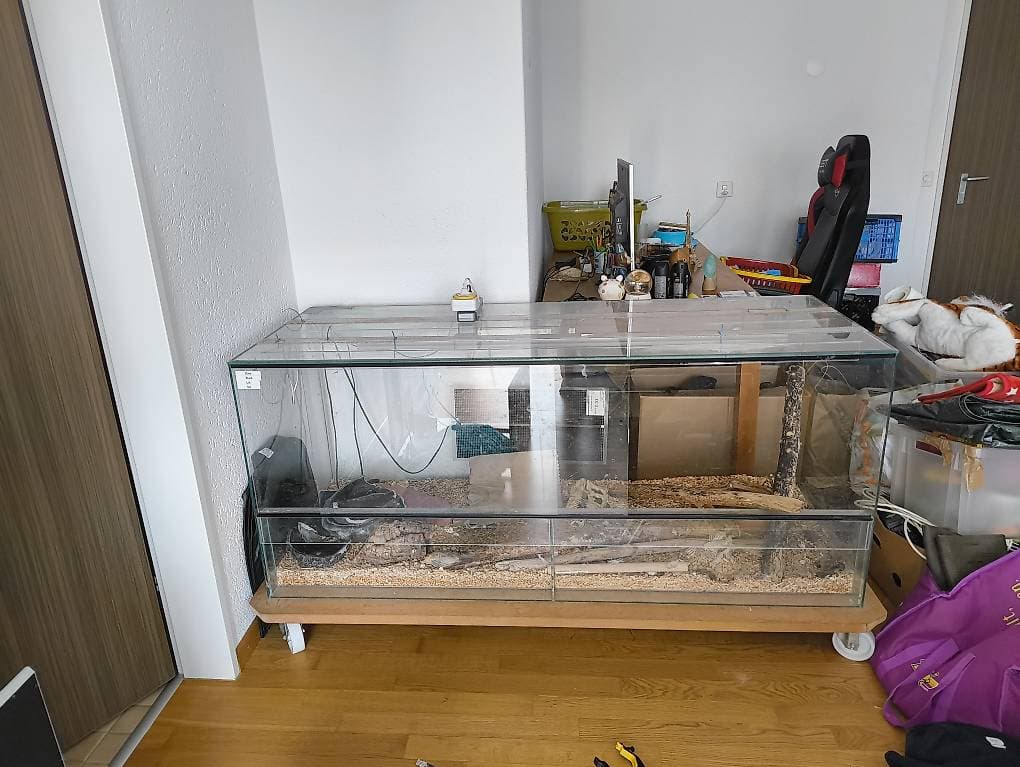 Terrarium mit bodenplatte