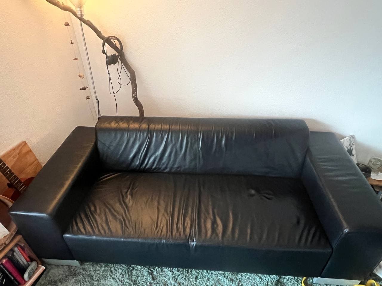 Schwarzes Ledersofa